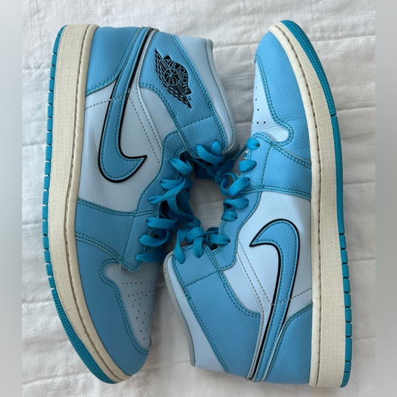 Nike, Air Jordan 1 Mid, Men’s 10.5, Women’s 12 - Picture 5 of 15